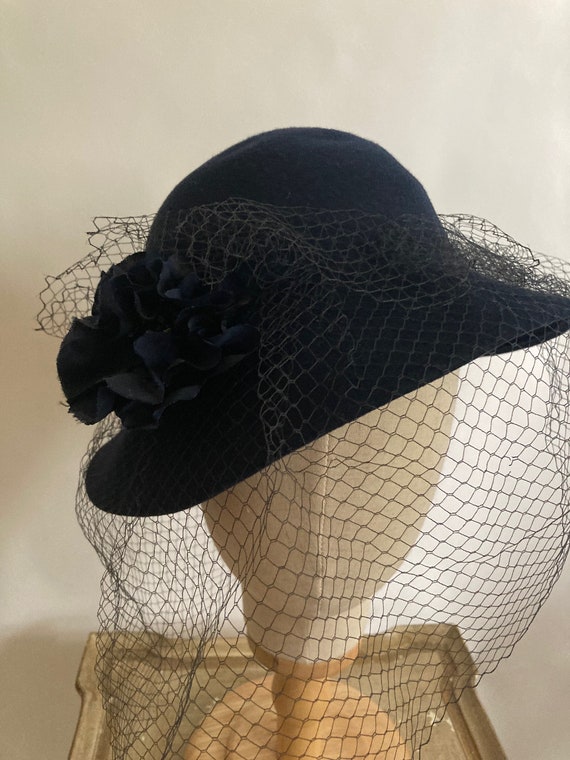 1940s Navy Wool Felt Tilt Hat with Netting and Fl… - image 7