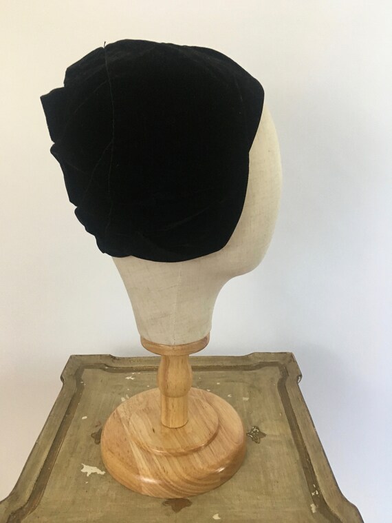 1930s Black Rayon Velvet Cloche/slouch 