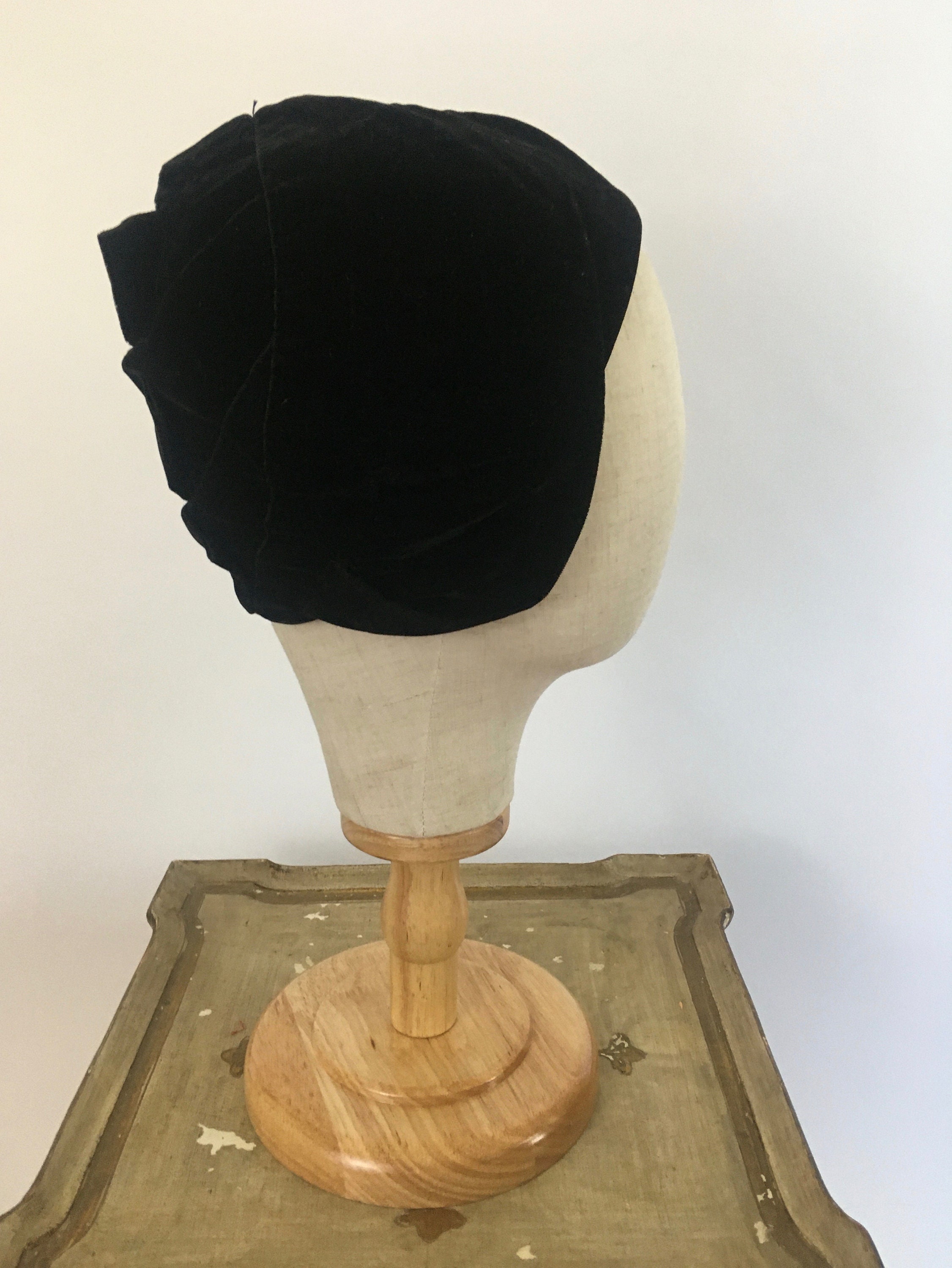 1930s Black Rayon Velvet Cloche/slouch 