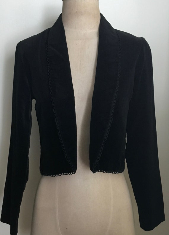 80s Black Velvet Cropped Jacket with Shawl Collar… - image 6