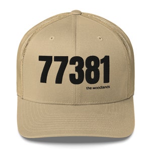 Może przedstawiać: Beżowa i czarna czapka trucker z nadrukowanym numerem 77381 i tekstem "the woodlands" z przodu.