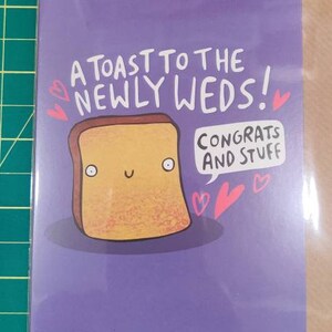 Drôle de carte de mariage avec toast « Un toast aux jeunes mariés » par Katie Abey