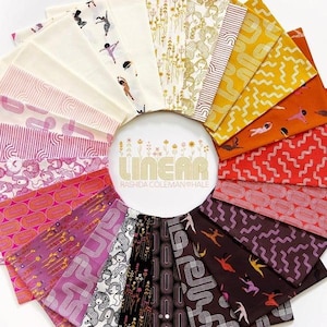 Peut inclure: Une collection d'échantillons de tissu disposés en éventail circulaire. Les textiles présentent divers motifs incluant des lignes abstraites, des fleurs et des silhouettes stylisées dans des tons allant du blanc, rose et jaune à l'orange, rouge et noir. L'étiquette centrale indique LINEAR RASHIDA COLEMAN HALE.