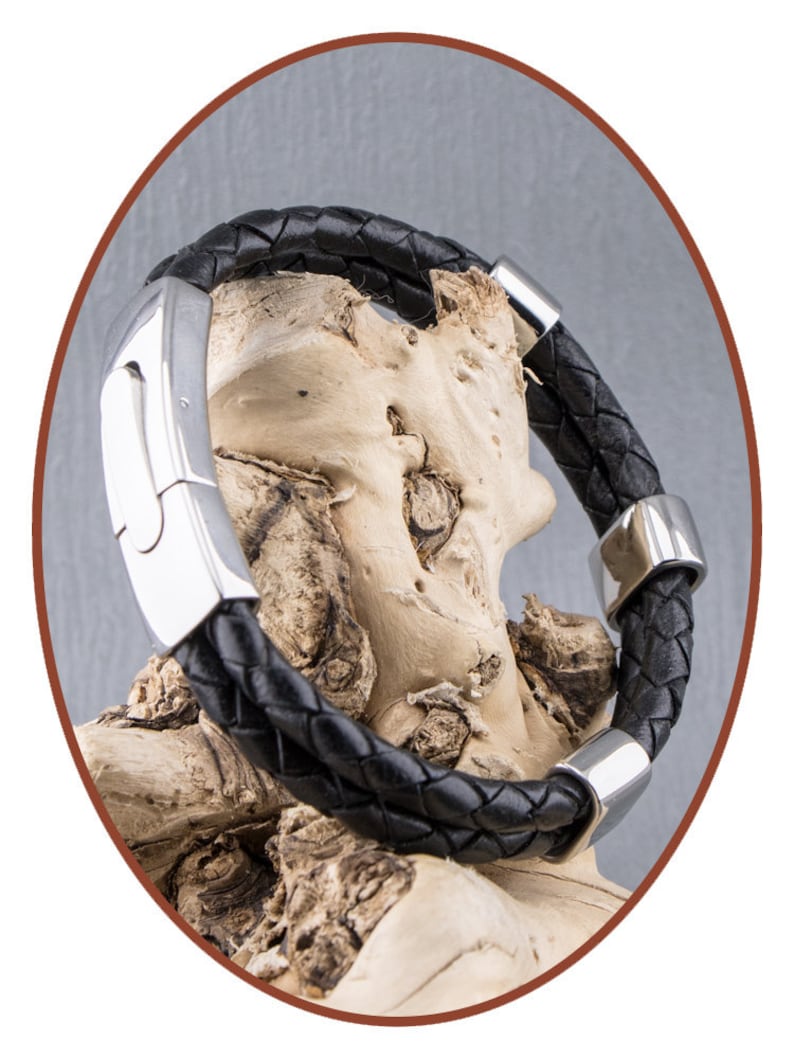 K&ouml;nnte beinhalten: Ein schwarzes Lederarmband mit einem silbernen Verschluss und silbernen Akzenten. Das Armband ist geflochten und hat eine polierte Oberfl&auml;che.