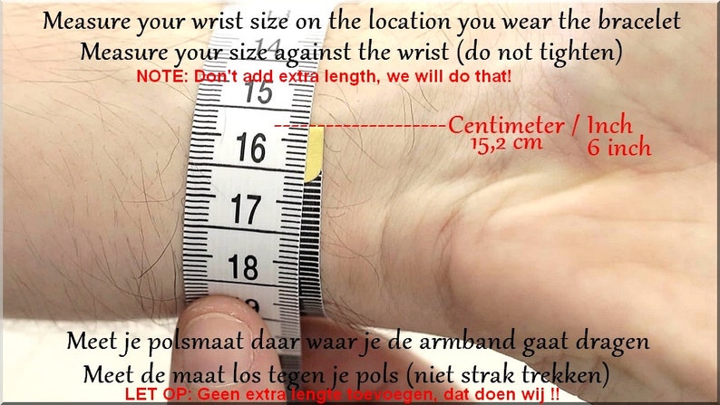 K&ouml;nnte beinhalten: Ein wei&szlig;es Ma&szlig;band, das um ein Handgelenk gewickelt ist, um zu zeigen, wie man die Handgelenksgr&ouml;&szlig;e f&uuml;r ein Armband misst. Das Band zeigt 15,2 cm oder 6 Zoll an. Der Text lautet "Messen Sie Ihre Handgelenksgr&ouml;&szlig;e an der Stelle, an der Sie das Armband tragen. Messen Sie Ihre Gr&ouml;&szlig;e am Handgelenk (nicht festziehen). HINWEIS: F&uuml;gen Sie keine zus&auml;tzliche L&auml;nge hinzu, das &uuml;bernehmen wir!"