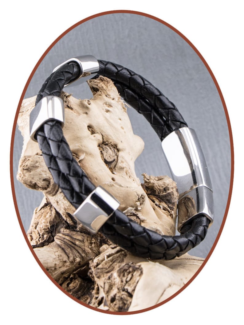 K&ouml;nnte beinhalten: Ein schwarzes Lederarmband mit silbernen Metallakzenten. Das Armband ist geflochten und hat einen Magnetverschluss.