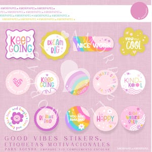 Puede incluir: Una colección de pegatinas circulares y con formas en colores pastel con frases motivadoras como Keep Going, Dream Big, Nice Work, You Are Cool, Always Stay Positive, Kind Is Kool, Be Brave Bold, You Are Amazing, Happy Day y Good Vibes Only.