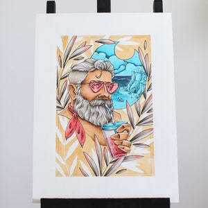 Puede incluir: Una ilustración digital de un hombre con barba blanca que lleva gafas de sol de corazón rosa y un pañuelo rojo. Está sosteniendo una taza azul y blanca con una pajita y una bebida roja. El fondo es una acuarela amarilla y marrón con hojas y un cielo azul con nubes.