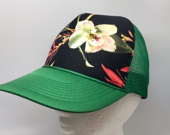 Tropikalny nadruk na zielonej czapki TRUCKER.