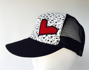 Dzieci czarny kapelusz TRUCKER z czarno-białych kwiatów tkaniny i czerwone haftowane serce