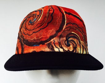 Dzieci czarny kapelusz TRUCKER z czerwonym i pomarańczowym zawirowaniem