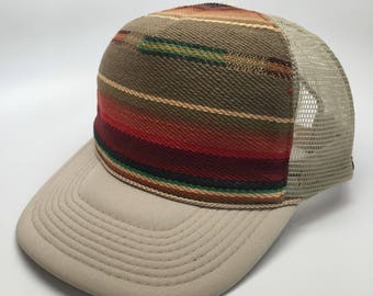 Trucker Cap z przodu paski tkane. SnapBack zamknięcia dla osłon pasuje.