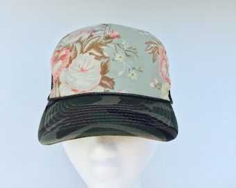 Kwiatowy Trucker kapelusz. Vintage Rose na czapkę Trucker Camo. Kapelusz kwiat Sun, Boho hełm, prezent dla niej, prezent na Boże Narodzenie