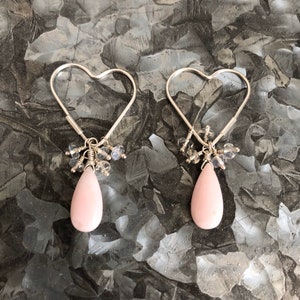 Örhängen med hjärtformade silverfärgade örhängen i söta kronblad med rosa opal och Ceylonregnbåge och månsten bild 6