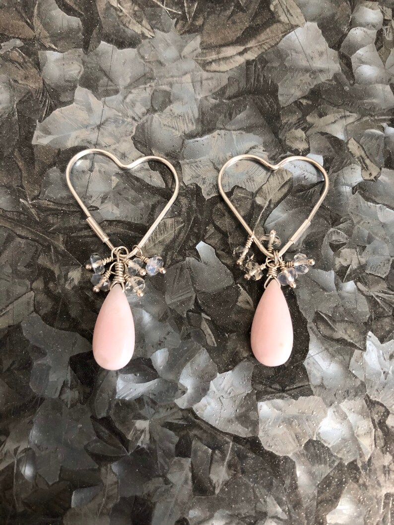 Örhängen med hjärtformade silverfärgade örhängen i söta kronblad med rosa opal och Ceylonregnbåge och månsten bild 6