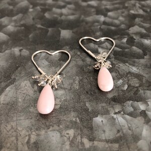 Örhängen med hjärtformade silverfärgade örhängen i söta kronblad med rosa opal och Ceylonregnbåge och månsten bild 7