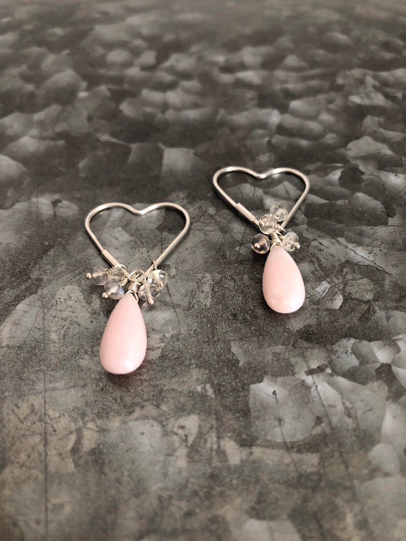 Örhängen med hjärtformade silverfärgade örhängen i söta kronblad med rosa opal och Ceylonregnbåge och månsten bild 7