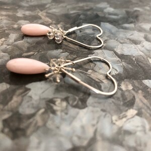 Örhängen med hjärtformade silverfärgade örhängen i söta kronblad med rosa opal och Ceylonregnbåge och månsten bild 5
