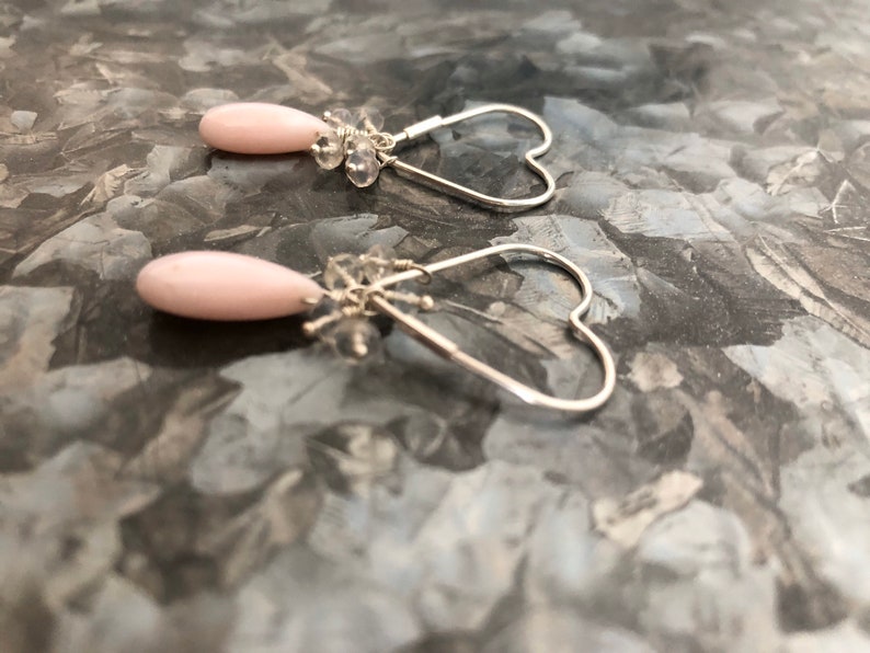 Örhängen med hjärtformade silverfärgade örhängen i söta kronblad med rosa opal och Ceylonregnbåge och månsten bild 5