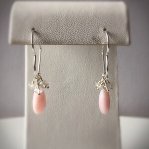 Örhängen med hjärtformade silverfärgade örhängen i söta kronblad med rosa opal och Ceylonregnbåge och månsten bild 4