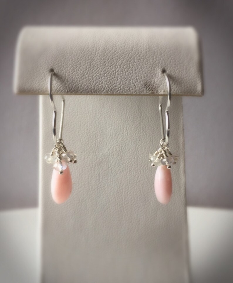 Örhängen med hjärtformade silverfärgade örhängen i söta kronblad med rosa opal och Ceylonregnbåge och månsten bild 4