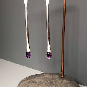 Pendientes de amatista en barra de plata de ley forjados a mano
