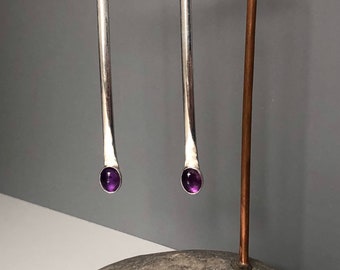 Handsmidda örhängen i sterlingsilver med ametiststift
