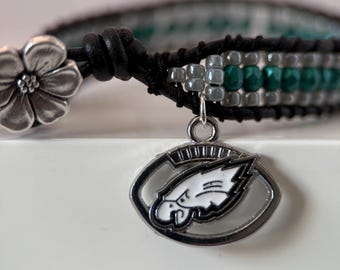 Pulseira média com pingentes da NFL em couro e vidro tcheco. Todos os 32 times disponíveis!