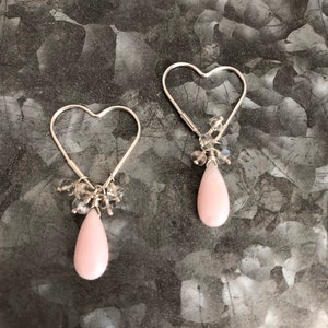 Örhängen med hjärtformade silverfärgade örhängen i söta kronblad med rosa opal och Ceylonregnbåge och månsten bild 1