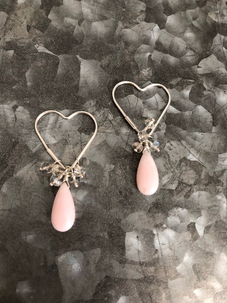 Örhängen med hjärtformade silverfärgade örhängen i söta kronblad med rosa opal och Ceylonregnbåge och månsten bild 1