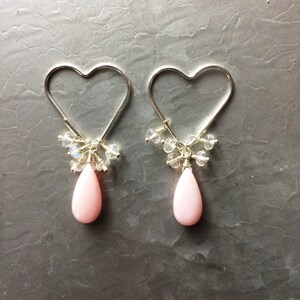 Örhängen med hjärtformade silverfärgade örhängen i söta kronblad med rosa opal och Ceylonregnbåge och månsten bild 2