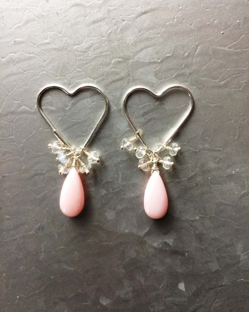 Örhängen med hjärtformade silverfärgade örhängen i söta kronblad med rosa opal och Ceylonregnbåge och månsten bild 2