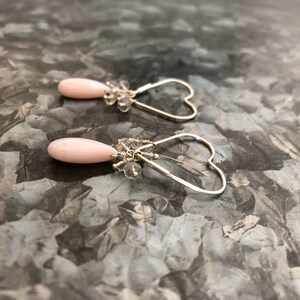 Örhängen med hjärtformade silverfärgade örhängen i söta kronblad med rosa opal och Ceylonregnbåge och månsten bild 8