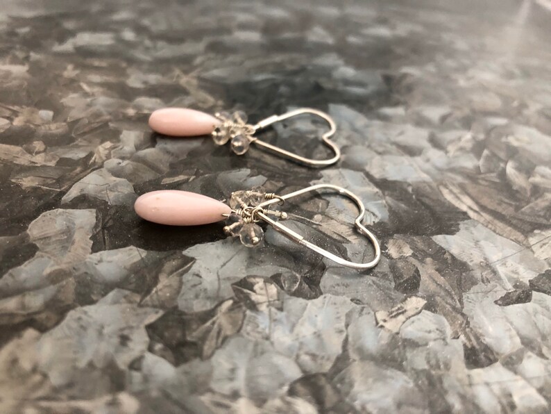 Örhängen med hjärtformade silverfärgade örhängen i söta kronblad med rosa opal och Ceylonregnbåge och månsten bild 8