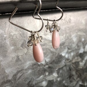 Örhängen med hjärtformade silverfärgade örhängen i söta kronblad med rosa opal och Ceylonregnbåge och månsten bild 3
