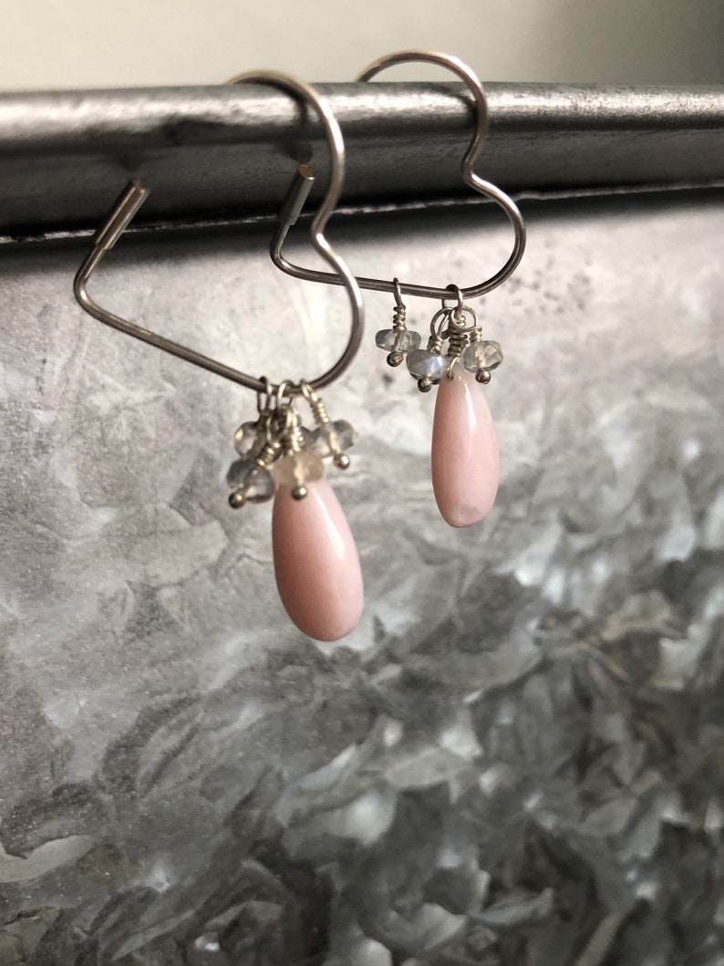 Örhängen med hjärtformade silverfärgade örhängen i söta kronblad med rosa opal och Ceylonregnbåge och månsten bild 3