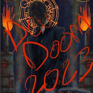 Può includere: Una figura oscura vestita con un cappotto nero e una maschera con un designo dorato si trova davanti a uno sfondo scuro con fiamme su entrambi i lati. La figura tiene una motosega con simboli zodiacali. Il testo "Doom 2023" è scritto in rosso sull'immagine.