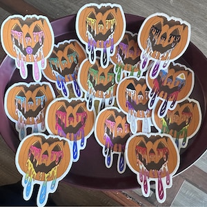 Adesivi a forma di zucca dell'orgoglio: metà del ricavato delle vendite viene devoluto alle fondazioni della comunità LGBT+ locale della Florida!