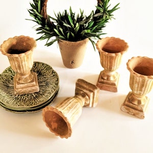 Mini vasos rústicos de barro: centros de mesa para jardim