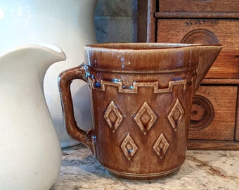 Jarra de gres marrón vintage: Cerámica estadounidense, estilo rústico para cocina.