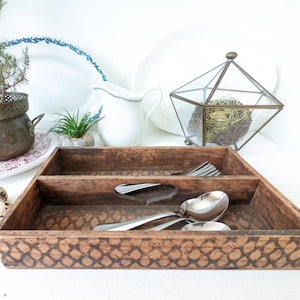 Bandeja para utensilios de cocina, pequeña bandeja de madera vintage para cubiertos, pirograbado pirograbado, caja de cartón primitiva de granja, organizador de servilletas para escritorio, centro de mesa
