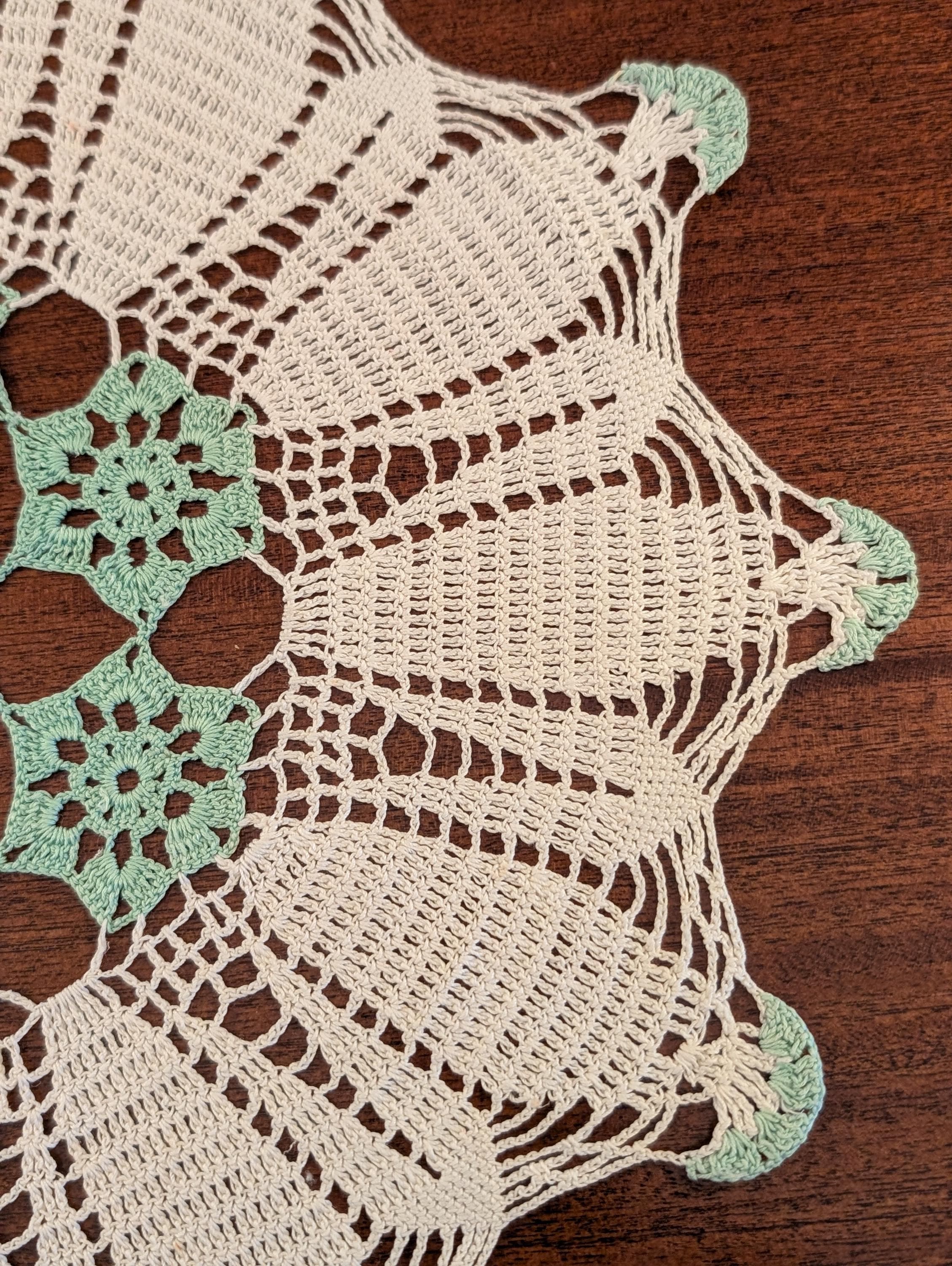 Beautiful Crochet Doily With Scalloped Edging & Star Centers 14 Inches ...