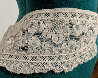 Vintage 1930s Natural White Lace Collar - V Neck Style - Sewing Dressmaking Supplies, Costume, Period Clothes - Sew-on Collar