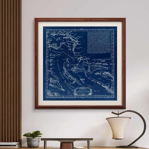 Puede incluir: Un mapa n&aacute;utico vintage del Mar Caribe, impreso en blanco sobre un fondo azul oscuro. El mapa muestra las islas del Caribe, incluyendo Cuba, Jamaica y Puerto Rico. El mapa est&aacute; enmarcado en un marco de madera oscura.