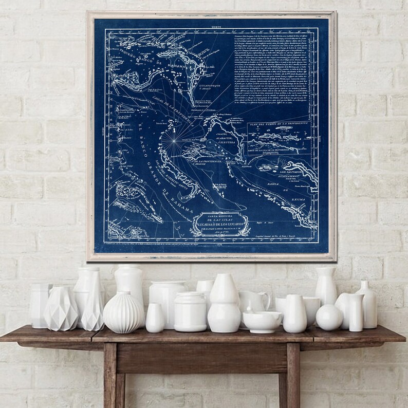 Puede incluir: Un mapa vintage azul y blanco de las Bahamas, enmarcado en un marco de madera claro. El mapa muestra las islas de las Bahamas, incluyendo el "Banco Grande de Bahama" y "Luchadas de los Lucayos".