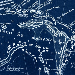 Puede incluir: Un mapa n&aacute;utico vintage de las Bahamas, impreso en blanco sobre un fondo azul oscuro. El mapa muestra las islas y las aguas circundantes, con varios nombres y n&uacute;meros marcados. El mapa est&aacute; titulado "Banco de Bahama" e incluye el texto "Rada de las Rocas, &uacute; Road Rocks".