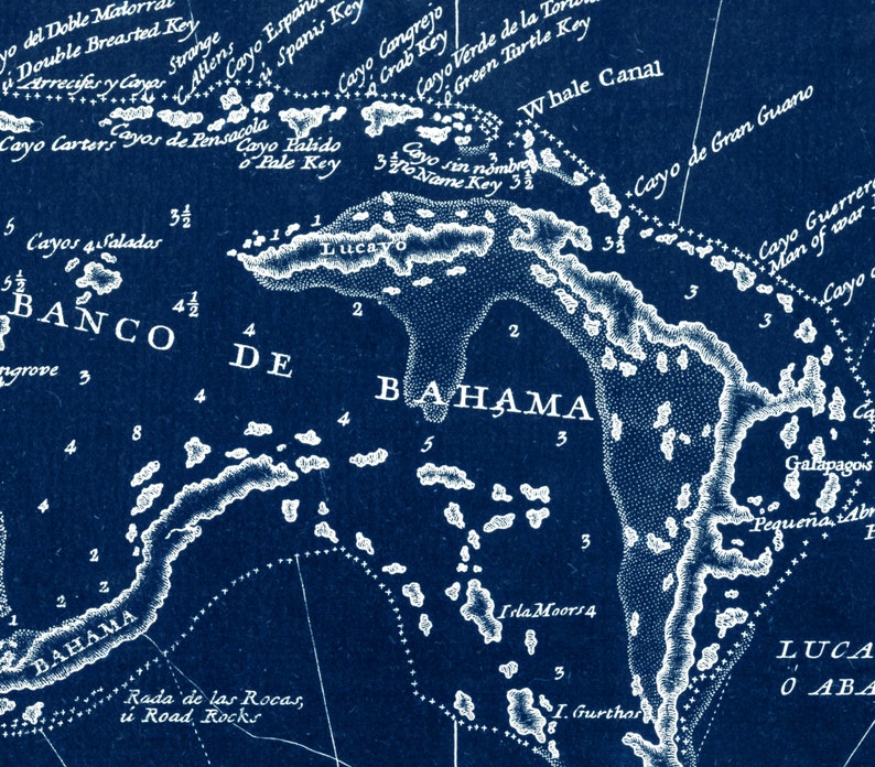 Puede incluir: Un mapa n&aacute;utico vintage de las Bahamas, impreso en blanco sobre un fondo azul oscuro. El mapa muestra las islas y las aguas circundantes, con varios nombres y n&uacute;meros marcados. El mapa est&aacute; titulado "Banco de Bahama" e incluye el texto "Rada de las Rocas, &uacute; Road Rocks".