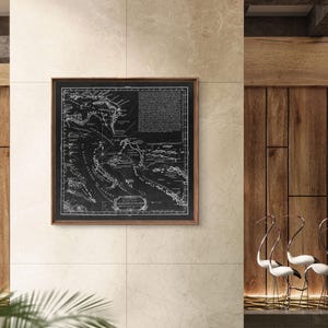 Puede incluir: Un mapa de color negro enmarcado del Mar Caribe con l&iacute;neas y texto blancos. El mapa est&aacute; colgado en una pared beige con un panel de madera a la derecha.