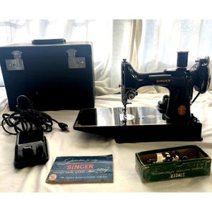 Singer Featherweight 221 sewing machine  Case Book Accessories w original receipt