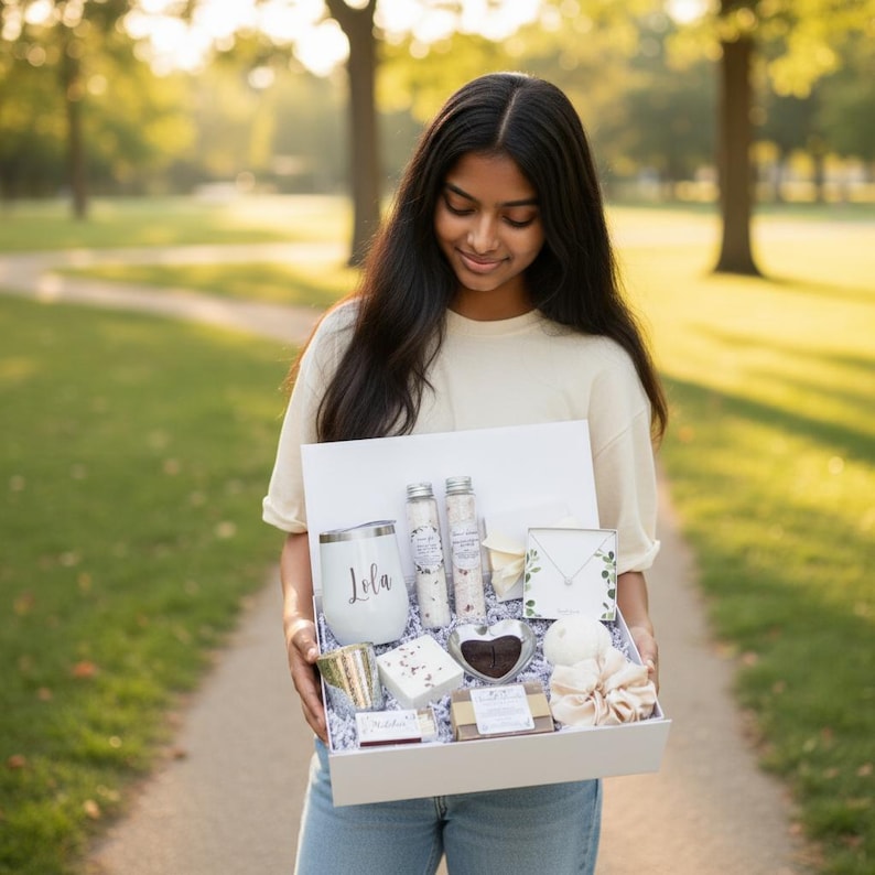Personalized 21st Birthday Gift Box for Her – Custom Tumbler, Candle & Self Care Set Bild 2